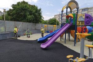 Continua lucrarile la locul de joaca de pe aleea Daliei, din Constanta. A fost turnat covorul de cauciuc (galerie foto)