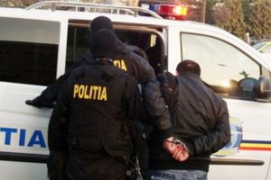 Medic prins în flagrant în centrul Ploieştiului când încerca să ia un credit cu acte false. Barbatul si doi complici, ridicati de mascati