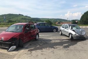 FOTO Maşini făcute praf într-un accident la Aţel