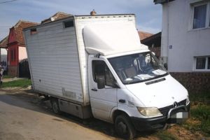 FOTO Copilă de 14 ani la volanul unei autoutilitare – A lovit o fetiţă de 12