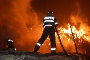 Incendiu devastator în Vrancea. Cel puţin nouă maşini au ars complet