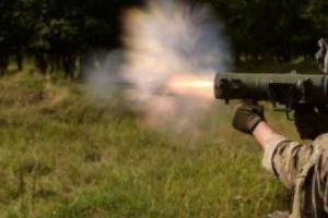 Pregătiri de război, se trage cu muniţie reală. Populaţia este sfătuită să evite zona, nimeni nu răspunde pentru răniţi