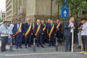 FOTO| O ”CEATĂ de PRIMARI” din Apuseni a protestat la Ministerul Transporturilor, revoltaţi de miile de gropi de pe drumurile naţionale din Țara Moţilor