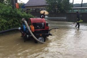 Curti si gospodarii inundate in Maramures in urma unei ploi torentiale (FOTO)