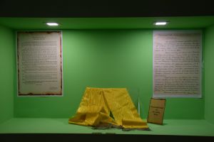 Eşarfă purtată în timpul unui zbor demonstrativ al lui Aurel Vlaicu, expusă la MCDR