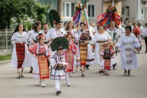 Nunţile tradiţionale, la modă. La ce arsenal au recurs doi tineri din Sângeorz-Băi (FOTO)