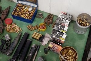 Arme şi muniţie, găsite în locuinţa unui braşovean