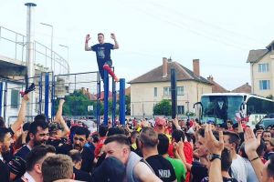VIDEO FOTO – Fiesta în faţa stadionului Municipal după ce Sibiu a scăpat de retrogradare