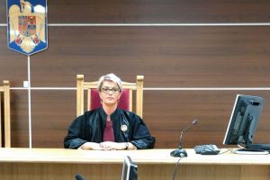 Lecţie de curaj: În loc să aplice automat deciziile CCR pro-inculpaţi, o judecătoare de la Tribunalul Bihor aşteaptă judecata Curţii Europene de Justiţie