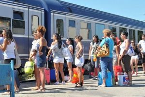 Trenurile Soarelui 2019.  Peste 40 de trenuri vor asigura zilnic legături directe cu staţiunile de la Marea Neagră şi Delta Dunării. Tarife, reduceri şi facilităţi pentru călători