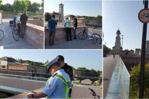FOTO, VIDEO. Primele amenzi pentru bicicliştii care au traversat peste podul de sticlă din Cetatea Alba Carolina