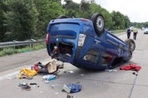 Ca în filmele de acţiune. Un şofer îşi conducea Loganul cu 180 km/h fiind urmărit de 20 de maşini de poliţie