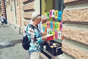 FOTO. Cărţi gratuite pe un pervaz din centrul municipiului Satu Mare