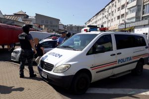 FOTO: Amplă acţiune a poliţiei în Piaţa Moldovei. Ce au descoperit poliţiştii