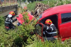 Octogenarul a ajuns cu maşina în şanţ