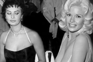 Adevarata poveste din spatele privirii Sophiei Loren din celebra imagine cu Jayne Mansfield