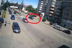 O mamă şi fiul ei de 2 ani, accidentaţi pe trecerea de pietoni de un şofer care dădea cu ...