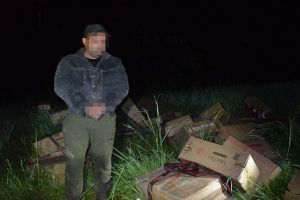 Contrabandist ucrainean reţinut şi ţigări de contrabandă, de aproape 100. ...