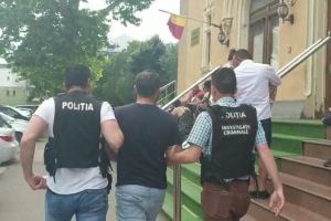Tanarul care a furat un sac cu bani dintr-o librarie din Constanta, prezentat, azi, instantei de judecata (galerie foto) 