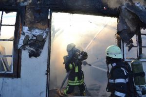 Incendiu puternic la o hală de prelucrare a lemnului