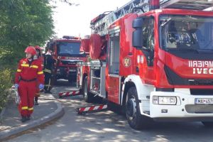 FOTO – Intervenţie de amploare a pompierilor la depozitul mistuit de flăcări la JIFA – Este un exerciţiu
