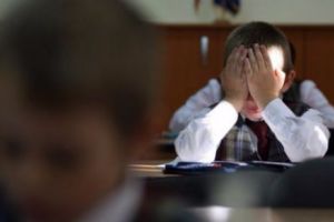 Învăţătoarea bătăuşă anchetată de Inspectoratul Școlar. Și Poliţia a intrat pe fir