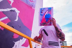 FOTO Sibiul, mai colorat ca niciodată – Artiştii stradali dau viaţă clădirilor din oraş