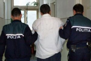 Un bihorean a condus fără permis şi a schimbat locul cu pasagerul la 100 de metri de agentul rutier. Ce s-a întâmplat în continuare