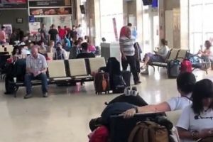 Aeronavă Wizz Air, blocată la Mihail Kogălniceanu. Decolarea spre Londra, reprogramată

