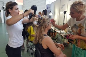 Coafură şi machiaj gratuit pentru femeile aflate în dificultate, cărora viaţa nu le-a oferit zâmbete