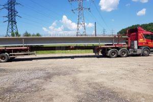 Primele grinzi pentru Podul Unirii, de 24 de metri lungime, au ajuns joi la Suceava