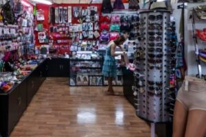 Au terminat DREPTUL, dar vând şosete şi chiloţi în FORTUNA!