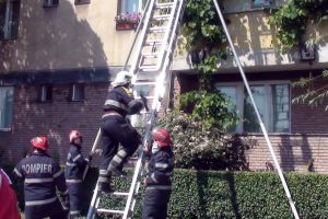 Pompierii au salvat o fetiţă de doi ani, blocată într-un apartament din Oradea