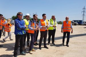 VIDEO: Directorul Pizzarotti, Eusebio Caretta, în prezenţa ministrului Cuc, îşi asumă deschiderea circulaţiei pe lotul 1 al autostrăzii cu descărcare parţială a traficului prin nodul rutier Sebeş