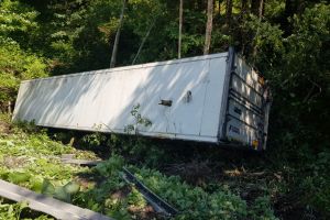 Un tir s-a răsturnat pe DN1