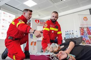 Fii salvator! Sute de spaţii publice şi comerciale vor deveni puncte de prim ajutor, cu echipamente accesibile oricui