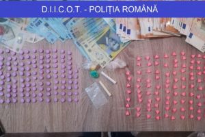 Suspecti de trafic de droguri de mare risc prinsi in flagrant de procurorii DIICOT. Ce au gasit anchetatorii asupra acestora (galerie foto)