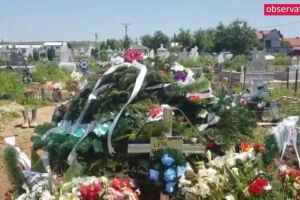 Barbatul suspectat ca a impuscat mortal un politist, inmormantat sub un munte de flori 