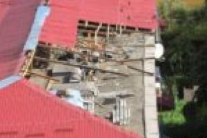 Ioan Popa a găsit soluţia refacerii acoperişurilor ridicate ilegal: bani europeni şi cofinanţare în rate