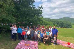 FOTO: Jocuri şi întreceri sportive la „picnicul distracţiei” pentru copiii ocrotiţi în centrele de zi şi aşezămintele sociale din Vama Seacă şi Ocna Mureş