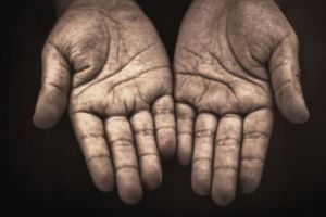 Nu mai trataţi săracii asemenea gunoaielor! Îndemnul unui om foarte puternic