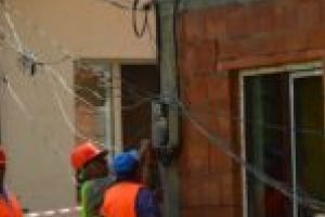 O clădire este demolată în Timişoara după 3 ani de „chin”, în prezenţa primarului Robu