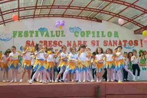 FOTO. Festivalul copiilor „Să cresc mare şi sănătos!”, organizat de Grădiniţa cu P.P. Step by step Nr. 12 din Alba Iulia, la cea de-a XI-a ediţie