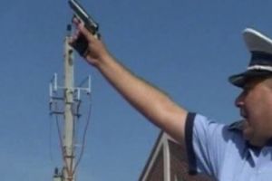 Acţiune în forţă. Poliţiştii au tras după un bătrân de 69 de ani