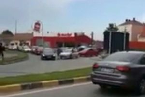 VIDEO ȘTIREA TA: Bătaie între doi şoferi în trafic la Sebeş. Circulaţie dată peste cap, joi după-masa