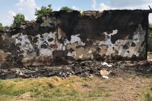 FOTO O familie cu doi copii din Botoşani a rămas pe drumuri după ce i-a ars casa. Cum puteţi ajuta