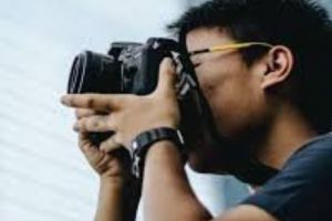 Cum e să-ţi câştigi banii fără haine pe tine. Dezvăluirile unei fete după un deceniu în care a pozat goală