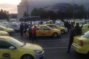 Taximetriştii, din nou nemultumiti! Vor interzicerea trotinetelor electrice. Urmeaza interzicerea mersului pe jos?