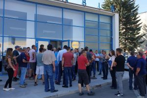 Protest în faţa sediului Aquabis din Bistriţa. Ce vor locuitorii din comuna Cetate (FOTO-VIDEO)