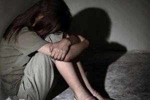 Fată de 12 ani, abuzată sexual de mai mulţi ani. Tatăl şi unchiul, printre cei anchetaţi
